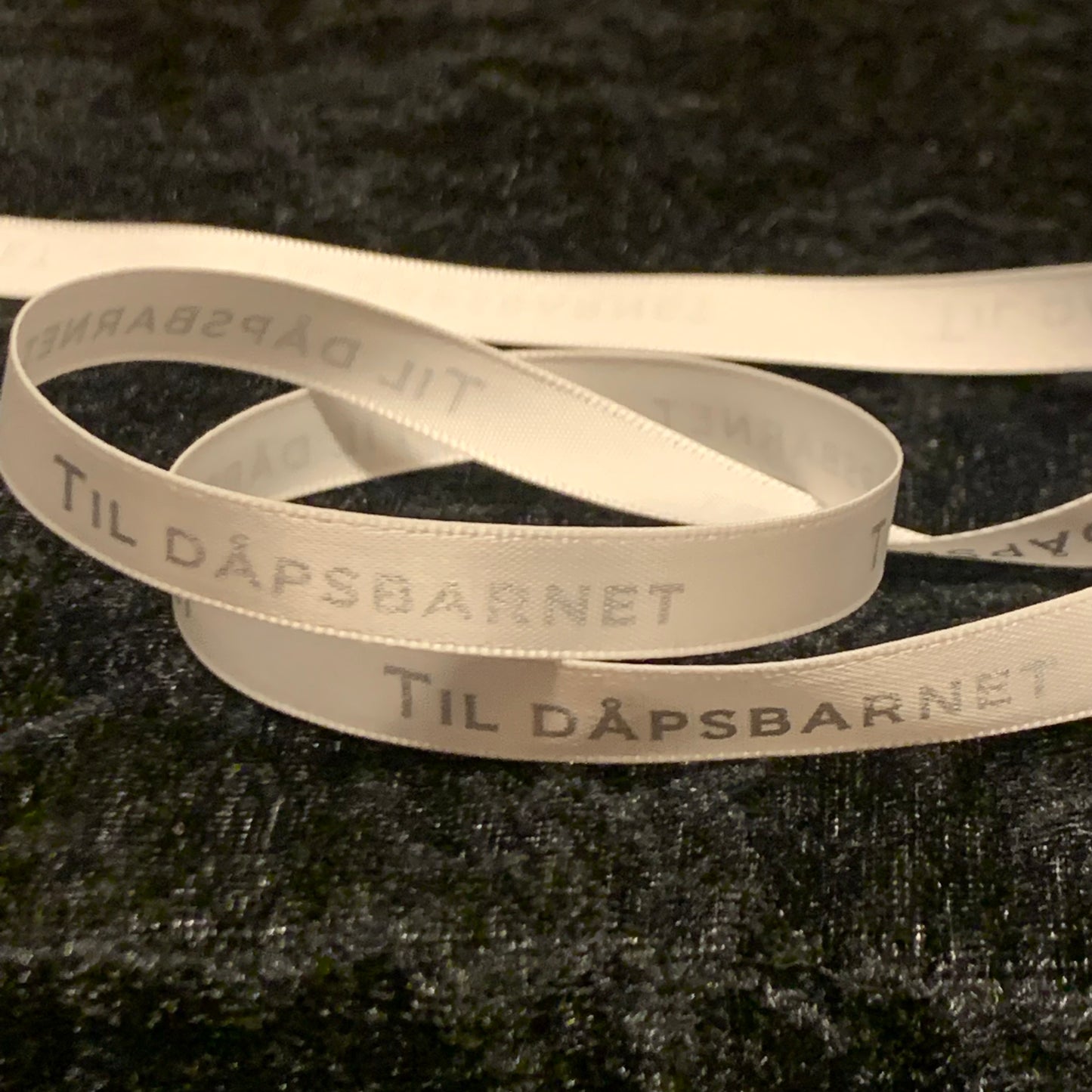 Hvitt silke/ satin- bånd med tekst «TIL DÅPSBARNET» 10mm