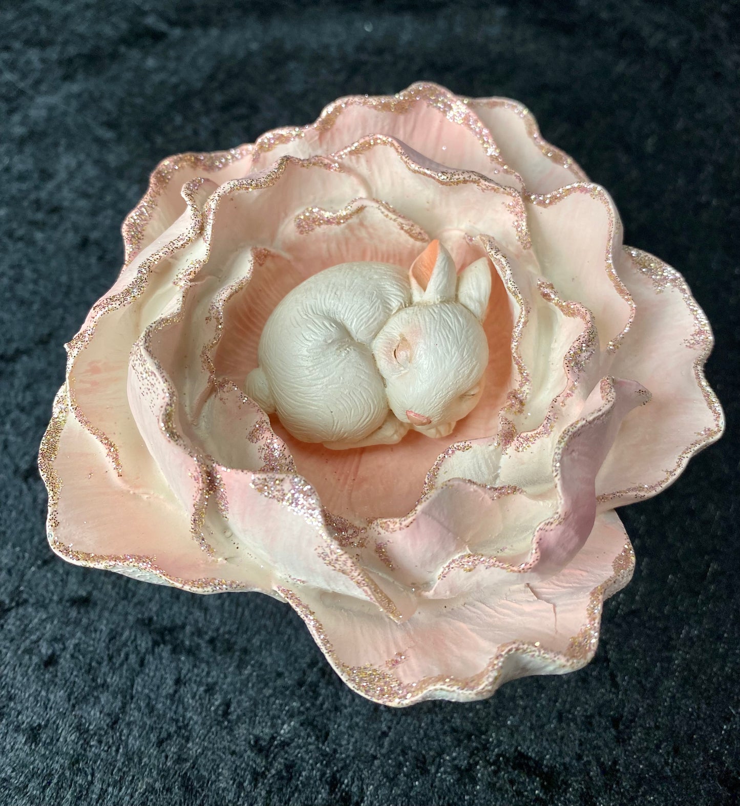 Figur rose med liten kanin