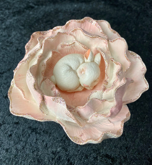Figur rose med liten kanin