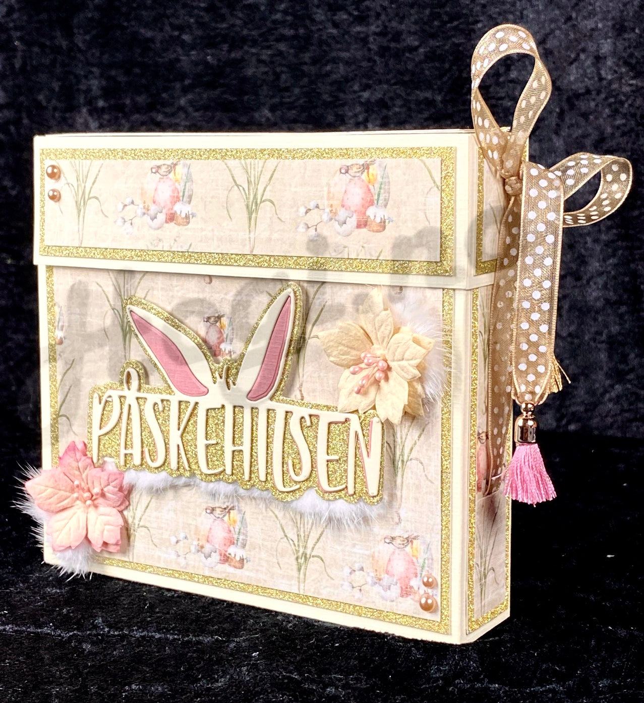 Dusk/ tassel, ass farge , 6 stk 2,5cm m/gullfarget topp m/hull.