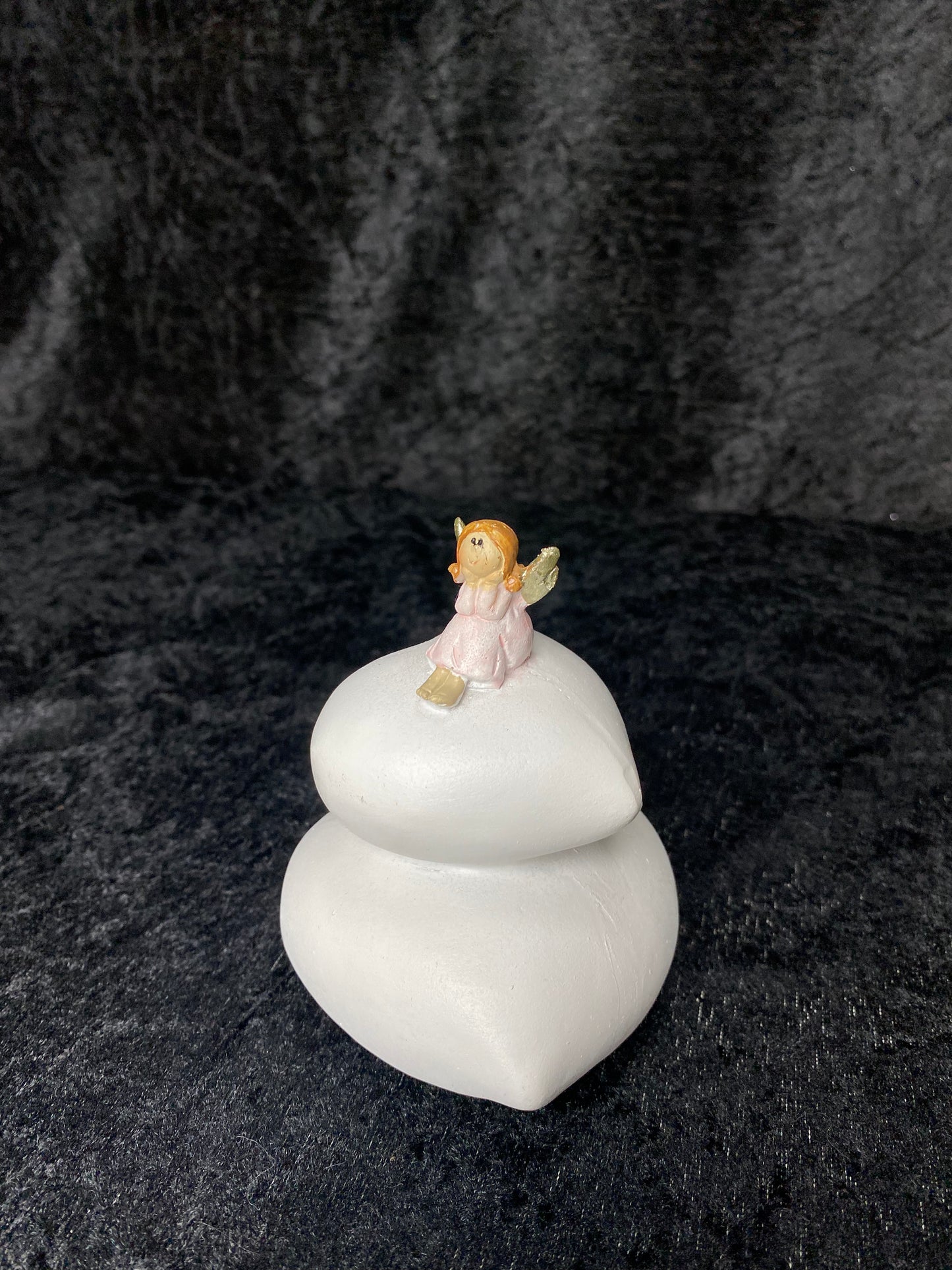 Figur - Engel sittende på  hjerte