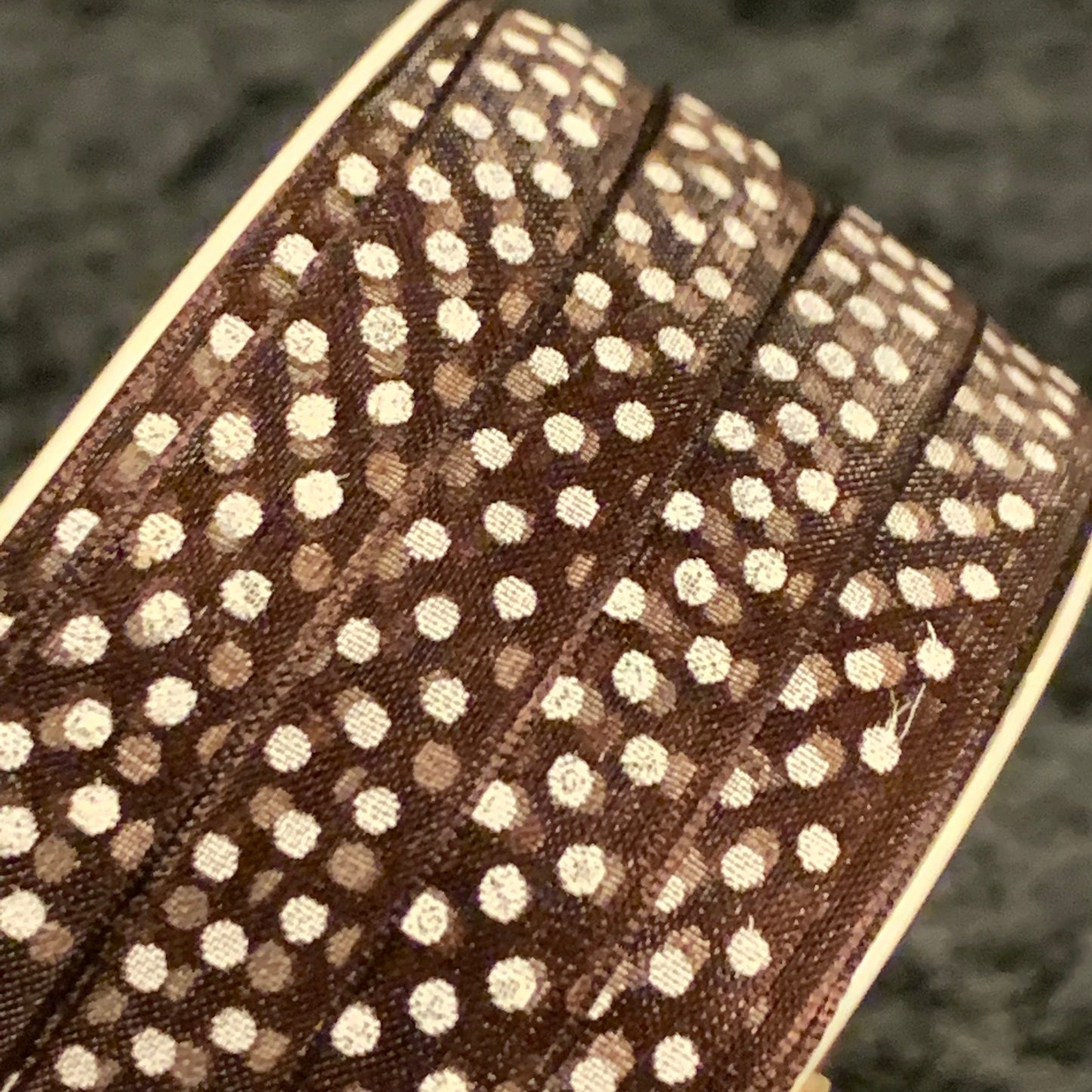 Sheerbånd brun med hvite prikker 10mm