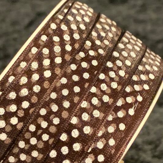 Sheerbånd brun med hvite prikker 10mm