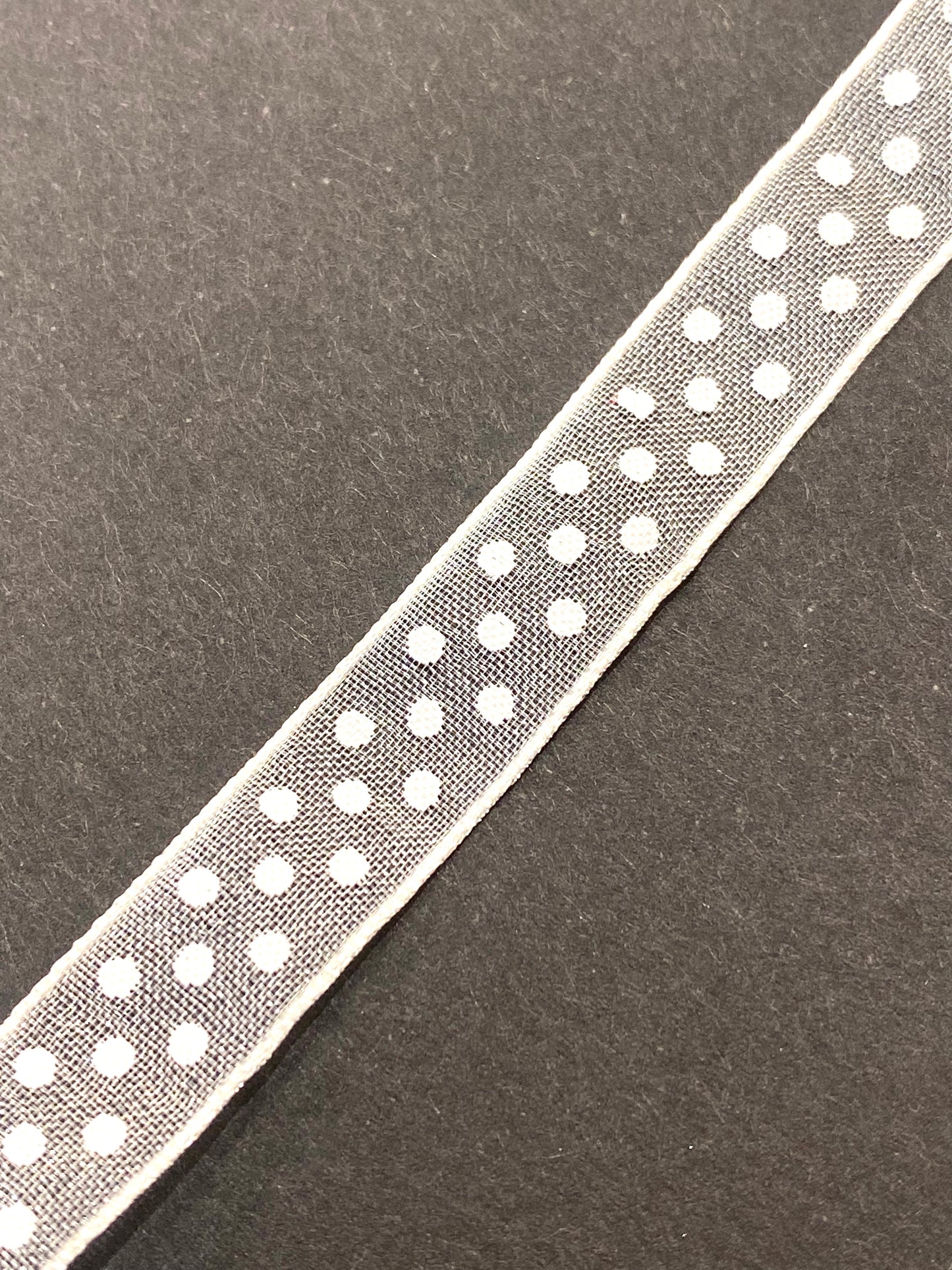 Sheerbånd hvit med hvite prikker 10mm