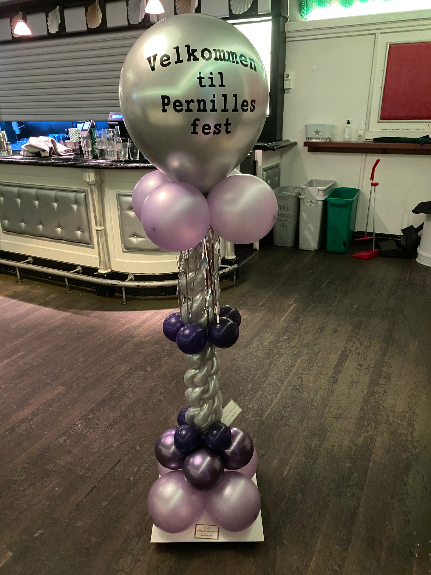 Vi tilbyr ballongsøyler, ballongbuer, ballongringer m.m. Pris vil variere.