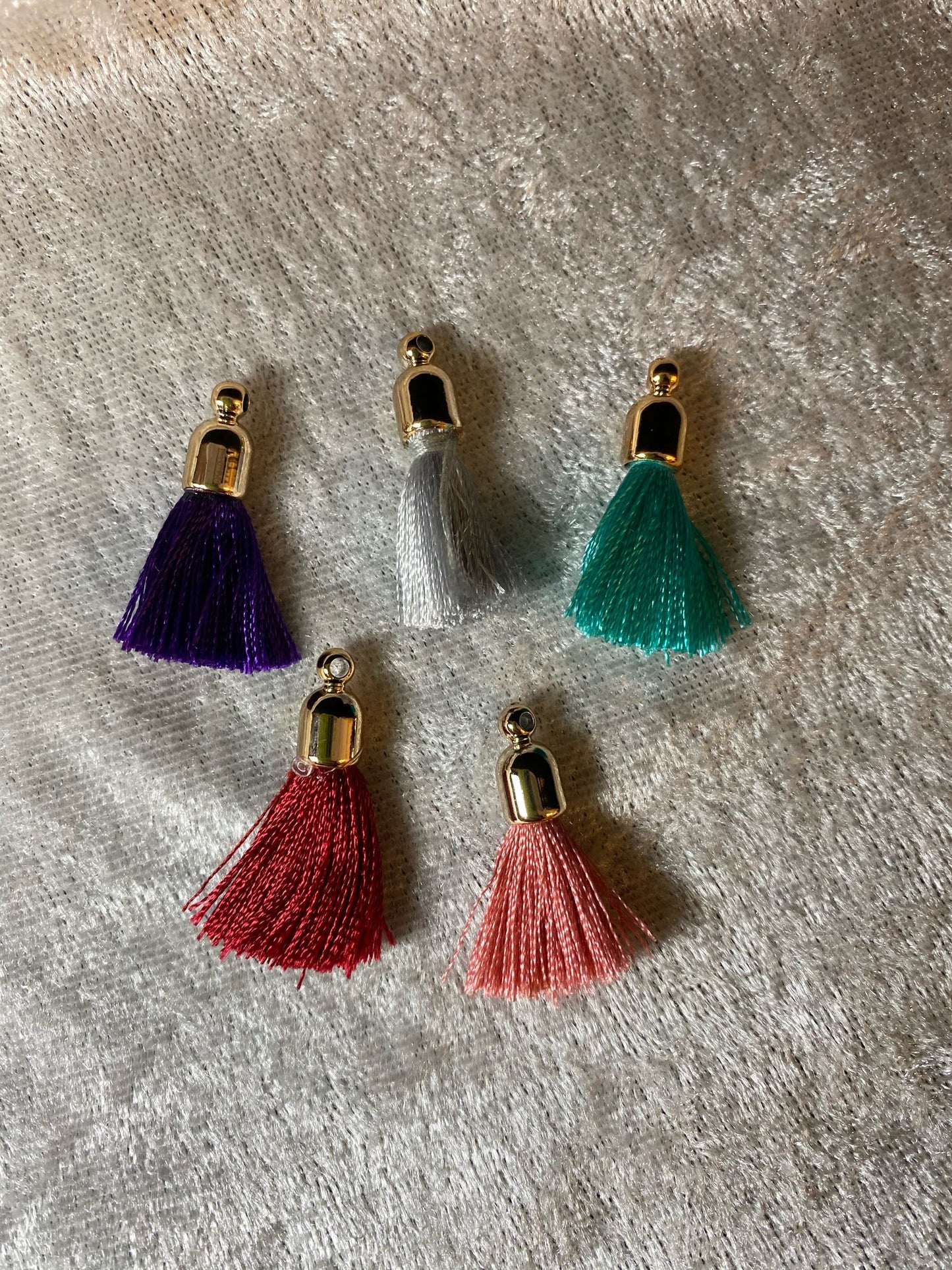 Dusk/ tassel, ass farge , 6 stk 2,5cm m/gullfarget topp m/hull.