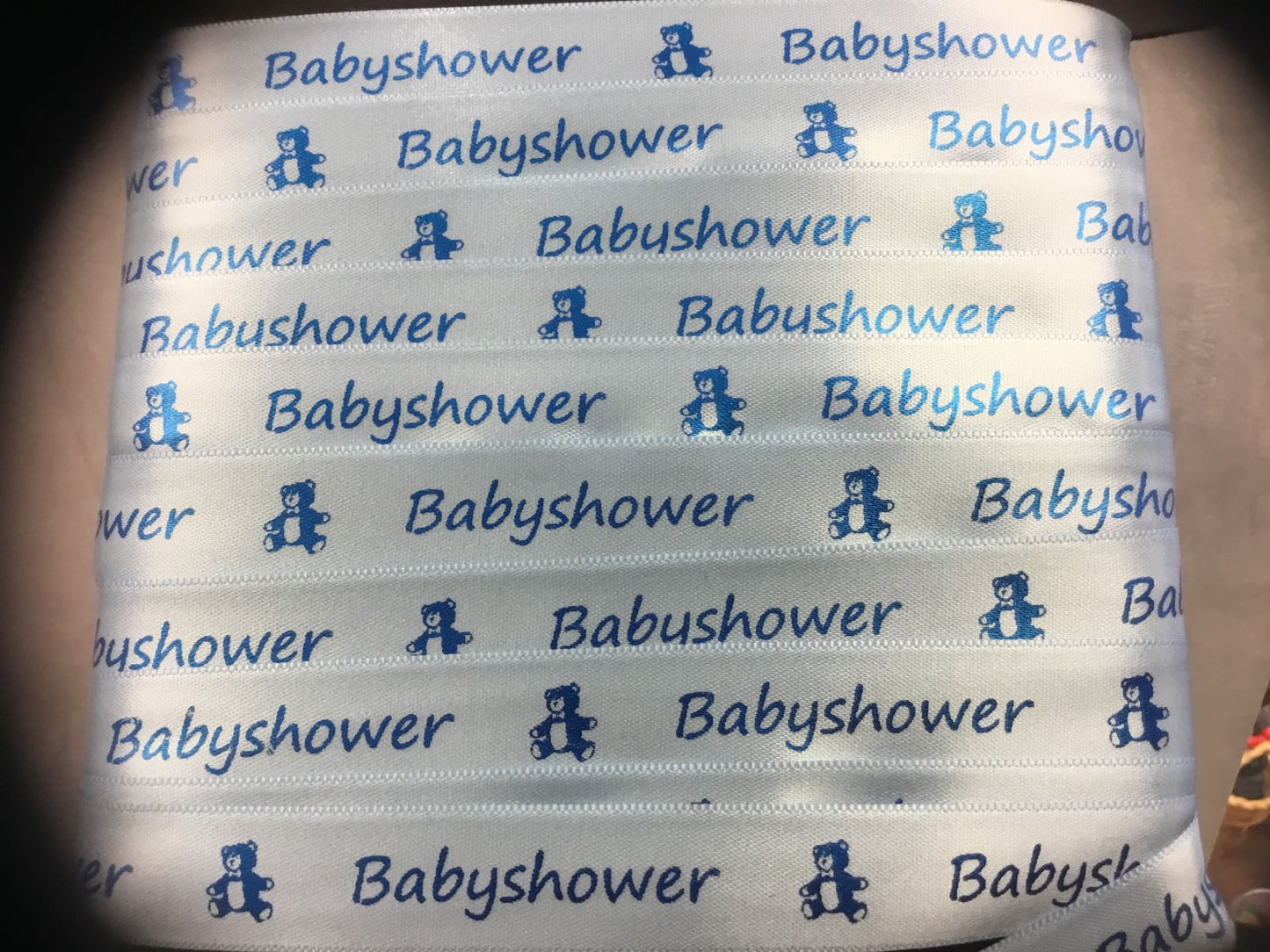 Bånd med tekst « Babyshower ». Lys blå 15mm .  Tema: baby shower