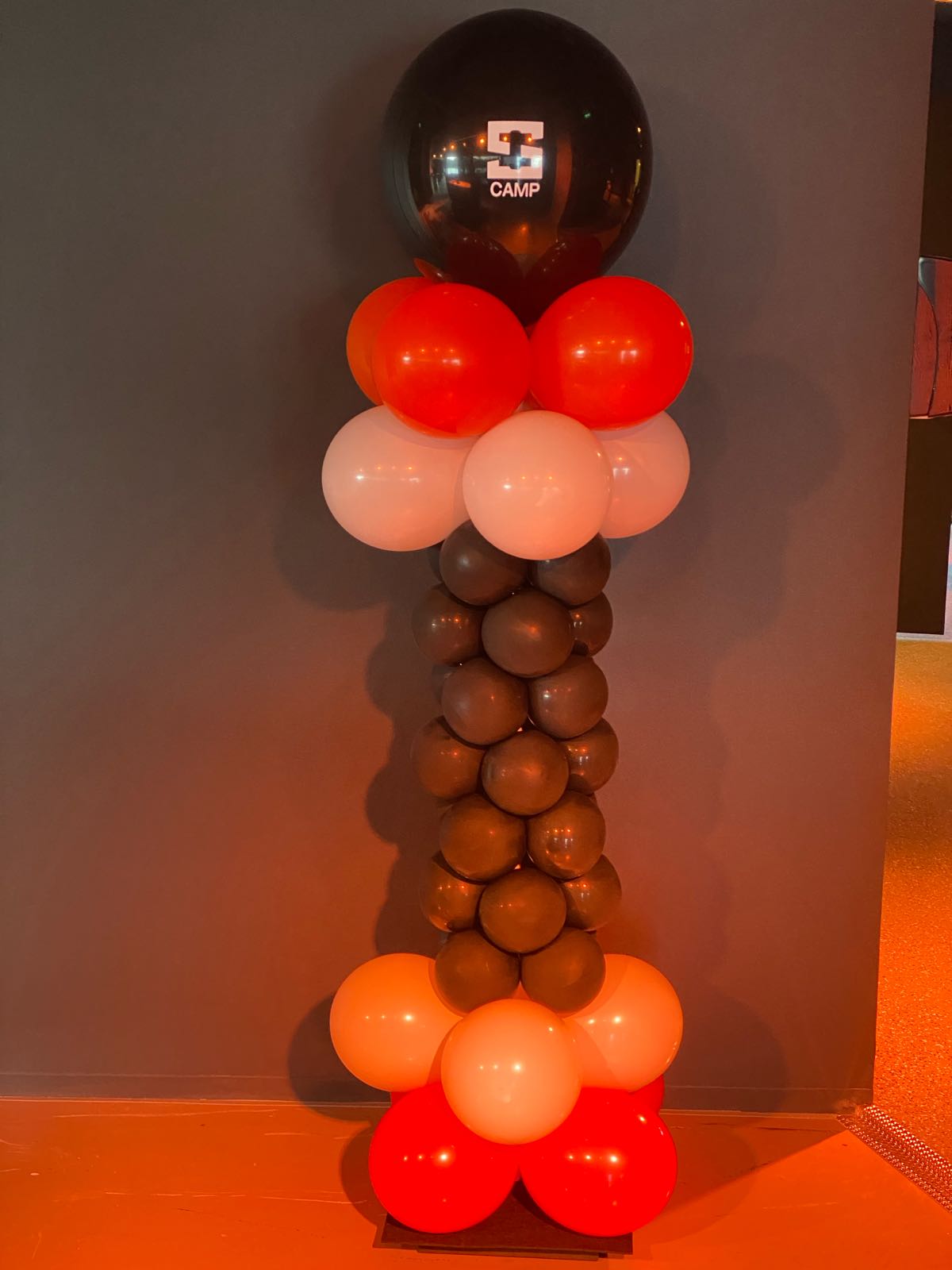 Vi tilbyr ballongsøyler, ballongbuer, ballongringer m.m. Pris vil variere.